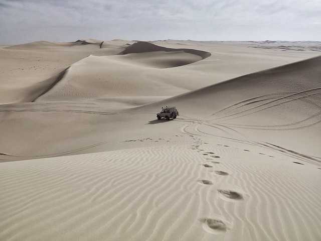 Cómo conducir una camioneta 4x4 en dunas
