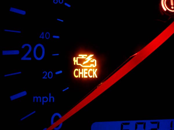 que indica check engine